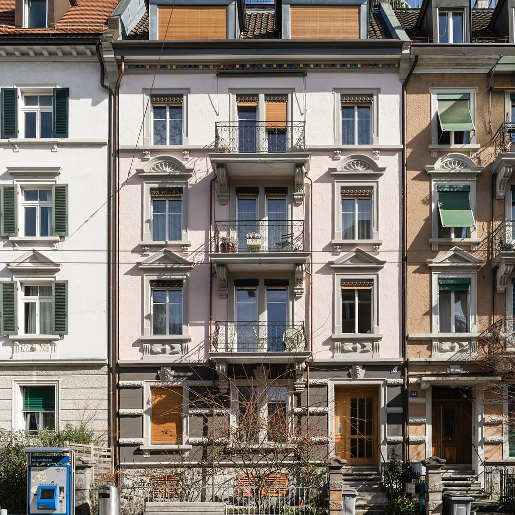 Sanierung Mehrfamilienhaus in Zürich Wipkingen, Strassenfassade
