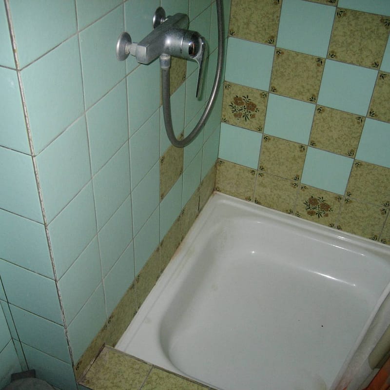 Sanierung Mehrfamilienhaus in Zürich Wipkingen, Dusche vorher
