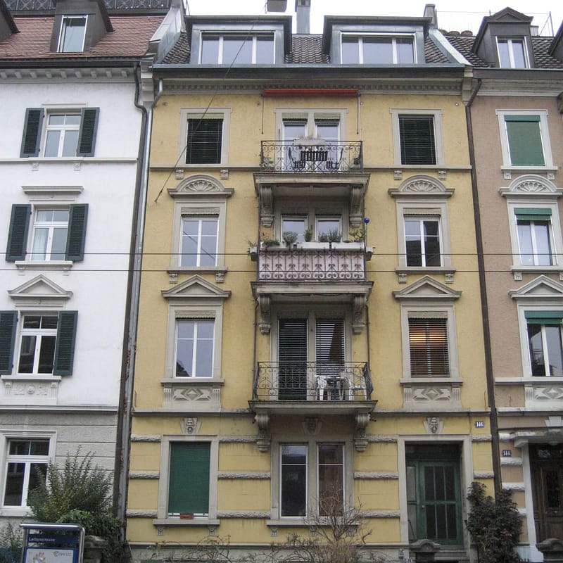 Sanierung Mehrfamilienhaus in Zürich Wipkingen, Strassenfassade vorher